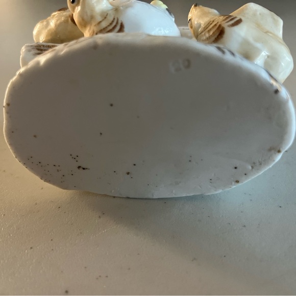 Bird planter no hole in bottom.with three little birdies. Bottom has 20 on it - Picture 7 of 11